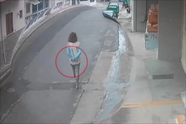 Νεάπολη Λακωνίας: Το δράμα πίσω από τη γυναίκα που περπατούσε δεμένη πισθάγκωνα – «Το έκανα για να την προστατεύσω» λέει ο πατέρας της