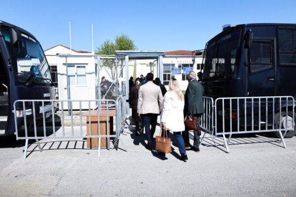 Δίκη για τα Τέμπη: Οι συγγενείς θυμάτων ζητούν την παρουσία των κατηγορουμένων στο δικαστήριο (βίντεο)