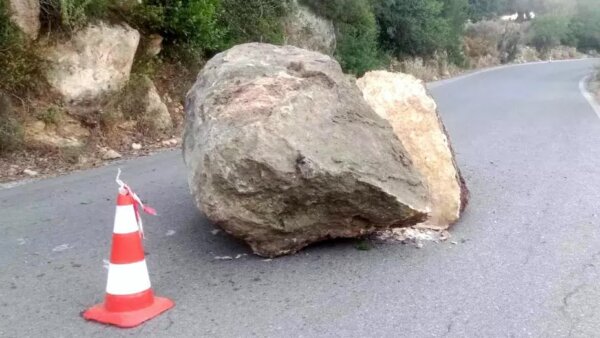 Κλειστή η Επαρχιακή Οδός Καρυάς – Λεπτοκαρυάς λόγω κατολίσθησης