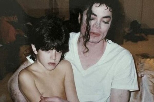 Ανατριχιάζουν οι φωτογραφίες του Μάικλ Τζάκσον με μικρά αγόρια στην αγκαλιά – Νέα ντοκουμέντα