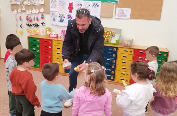 Πασχαλινές ευχές και δώρα στους Παιδικούς Σταθμούς του Δήμου Φαρσάλων (φωτ.)