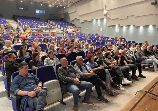 Μαζική σύσκεψη στον Τύρναβο – Σαφές μήνυμα ενάντια στη διάλυση των κοινωνικών δομών και υπέρ της μονιμοποίησης των εργαζομένων