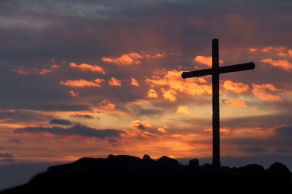 Μεγάλη Παρασκευή: Η Σταύρωση, ο Επιτάφιος Θρήνος και το βαθύτερο νόημα της πιο κατανυκτικής ημέρας της Ορθοδοξίας
