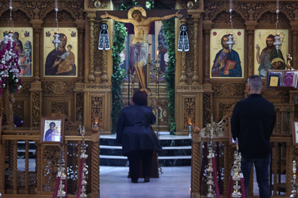 Στους Ιερούς Ναούς οι Λαρισαίοι για την Ακολουθία των Βασιλικών Ωρών (φωτ.)