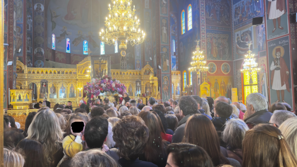 Στους Ιερούς Ναούς οι Λαρισαίοι για να προσκυνήσουν τον Επιτάφιο (φωτ.)