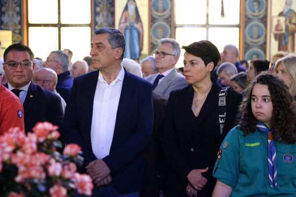 Τον Επιτάφιο του Αγίου Νικολάου στη Λάρισα προσκύνησε ο Δημ. Κουρέτας (φωτ.)