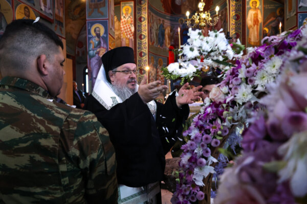 Κατάνυξη και συγκίνηση στην Ακολουθία του Επιταφίου, στο Νέο Κοιμητήριο Λάρισας – Δείτε εικόνες