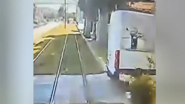 Βίντεο ντοκουμέντο από τη σύγκρουση του φορτηγού με το τραμ