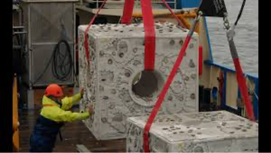 Στο Ηνωμένο  Βασίλειο βυθίζουν ειδικές δομές για να ανθίσει η ζωή στη θάλασσά τους. Εδώ στην Ελλάδα βυθίζουν τη χώρα για να επιβιώσουν οι καρέκλες τους.