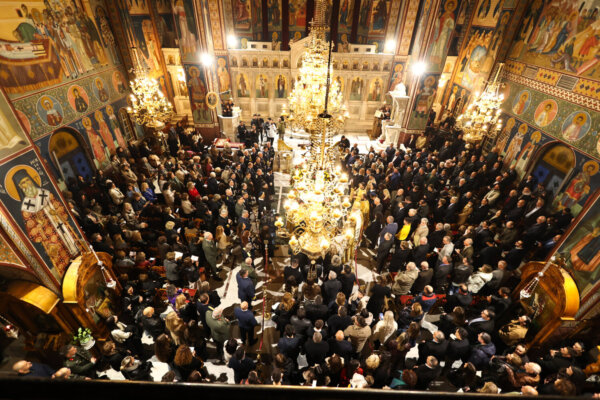 Λάρισα: Σιωπηλή συγκίνηση και πλήθος κόσμου στην Ακολουθία του Επιταφίου (φωτ. & βίντεο)