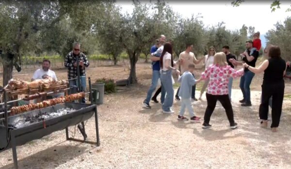 Πάσχα σε κάθε γωνιά της Ελλάδας – Σούβλες, χορός και πατροπαράδοτα εδέσματα – Εικόνες από τον Τύρναβο