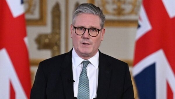 K. Στάρμερ: Nα σταματήσει το εθιστικό σκρολάρισμα των νέων