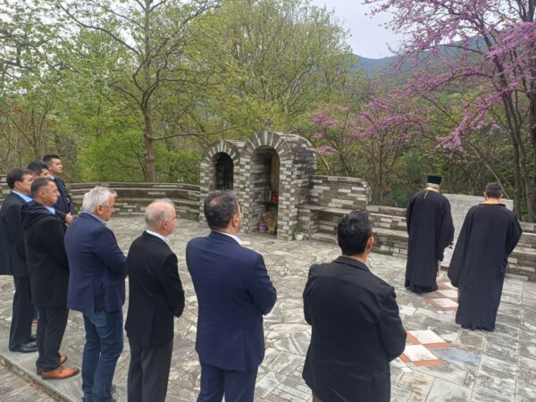 Τρισάγιο στη μνήμη των αδικοχαμένων μαθητών από το Μακροχώρι Ημαθίας στα Τέμπη (φωτ.)