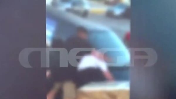 Ανήλικοι ξυλοκόπησαν μέχρι λιποθυμίας συνομήλικό τους σε νησί των Κυκλάδων – Βίντεο ντοκουμέντο από την άγρια επίθεση