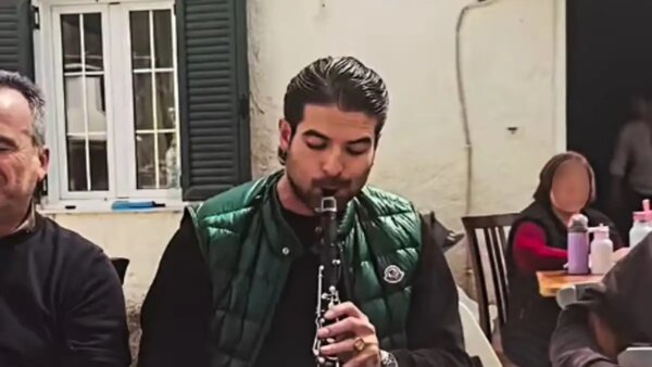 Άρης Μουγκοπέτρος: Το πρώτο μήνυμα του καλλιτέχνη μετά το βίντεο που έπαιζε κλαρίνο – «Έπαιξα και μίλησε η ψυχή μου»