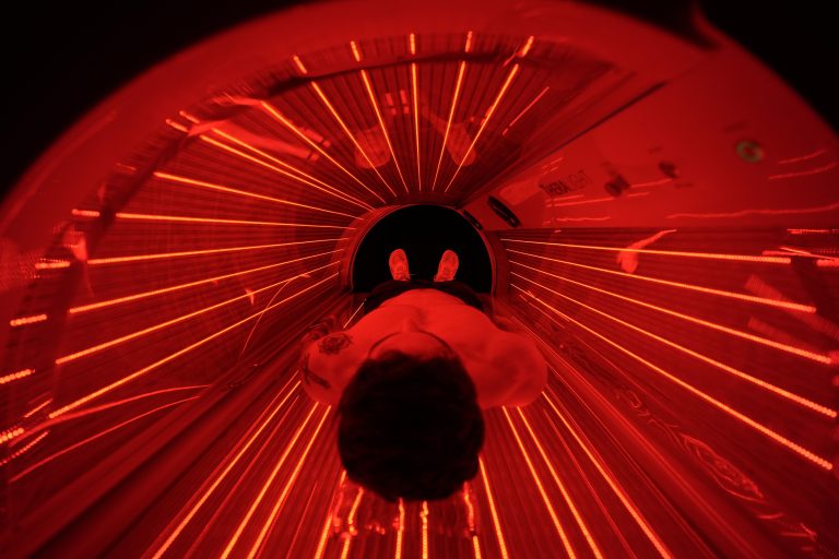 Άνδρας σε συνεδρία θεραπείας με κόκκινο φως σε κλινική στη Μινεάπολη, των ΗΠΑ. (Απριλίος 2024). AP Photo/Abbie Parr)