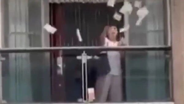 Κίνα: Τσακώθηκε με τον άντρα της και πέταξε από το παράθυρο 160.000 δολάρια