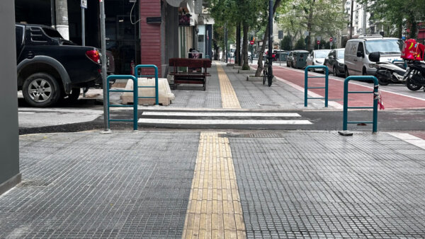 Οι πλάκες όδευσης τυφλών δεν είναι σε ευθεία σε νέο πεζοδρόμιο στο κέντρο της Λάρισας (φωτ.)