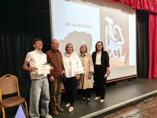 Η «Πεντάμορφη» νίκησε το «Τέρας»: Επιτυχημένη η παρουσίαση του βιβλίου του Θ. Κουτσοβαγγέλη με διοργανώτρια την ΕΚΠΟΛ (φωτ.)