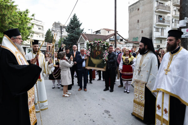 Παρουσία πλήθους κόσμου η λιτανεία της εικόνας της Ζωοδόχου Πηγής στη Λάρισα (φωτ. & βίντεο)
