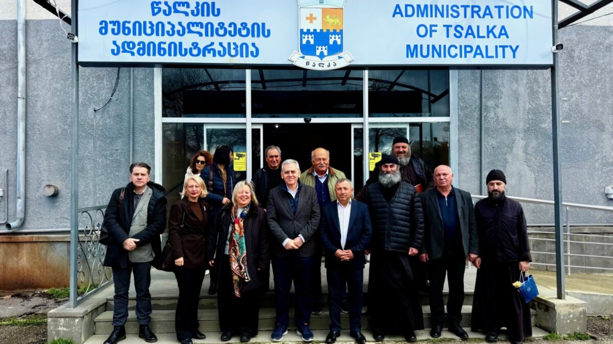 Ο Μάξιμος Χαρακόπουλος με τον Δήμαρχο και τον Μητροπολίτη Γρηγόριο στη Τσάλκα