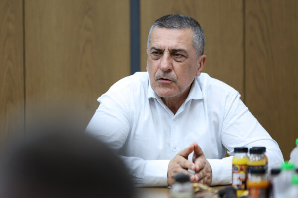 Χαμόγελα και ανάλυση για τη δημοσκόπηση