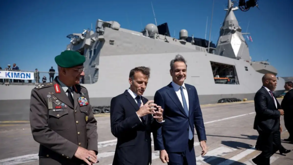 Μητσοτάκης – Μακρόν: Εντυπωσιακές εικόνες από την επίσκεψη στη φρεγάτα «Κίμων»