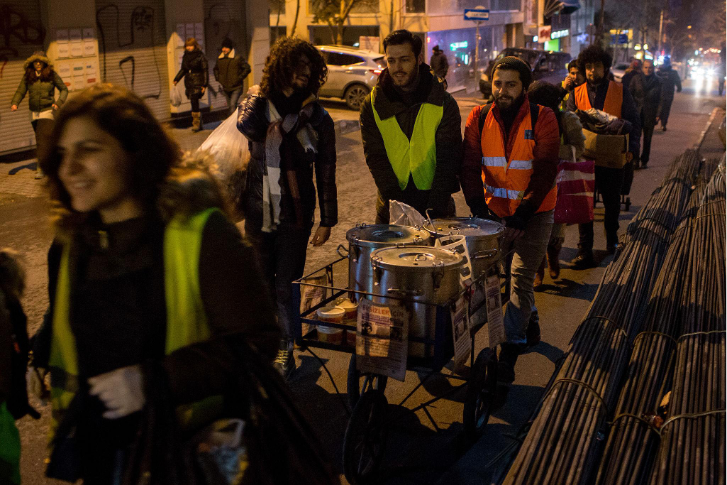 Δεν χρειάζονται λόγια περί Θεού. Χρειάζεται ένα πιάτο φαγητό για τον πεινασμένο.  Η πίστη δεν είναι πολιτικό εργαλείο.  Είναι ευθύνη απέναντι στον αδύναμο