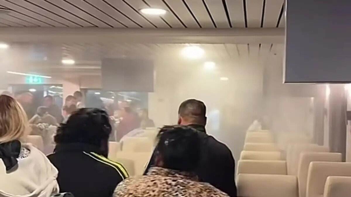 Η στιγμή που έπεφτε το νερό από το σύστημα πυρόσβεσης