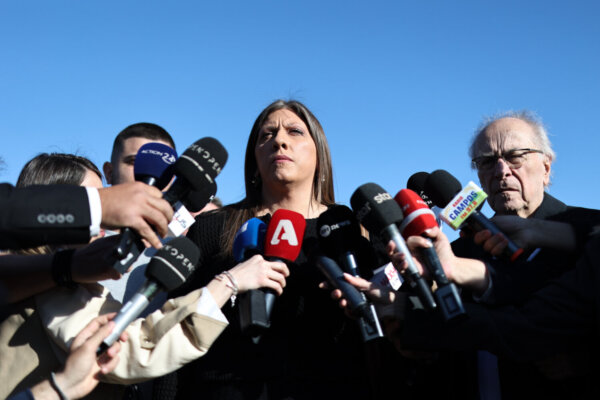 «Η δίκη των Τεμπών διεξάγεται με τις περισσότερες παραβιάσεις του Κράτους Δικαίου…»: Οξείες αναφορές από Ζ. Κωνσταντοπούλου και Ν. Κωνσταντόπουλο (φωτ. & βίντεο)