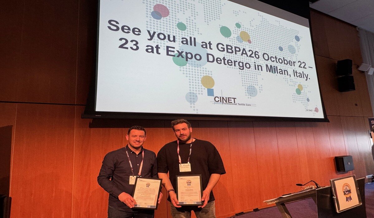 Ο Γεώργιος Τσακνάκης (Δ.Σ.) και ο Νικόλαος Τσακνάκης με τα δύο πιστοποιητικά βράβευσης