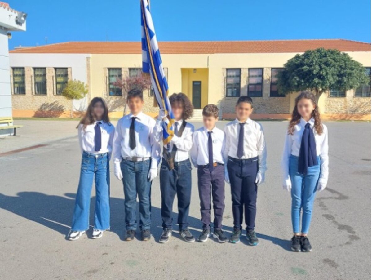 Έξι παιδιά, μία δασκάλα, μια σημαία κι όμως εδώ χτυπά δυνατά η καρδιά της Ελλάδας. Έξι παιδιά φυλάνε Θερμοπύλες και μια δασκάλα τους δείχνει τον δρόμο