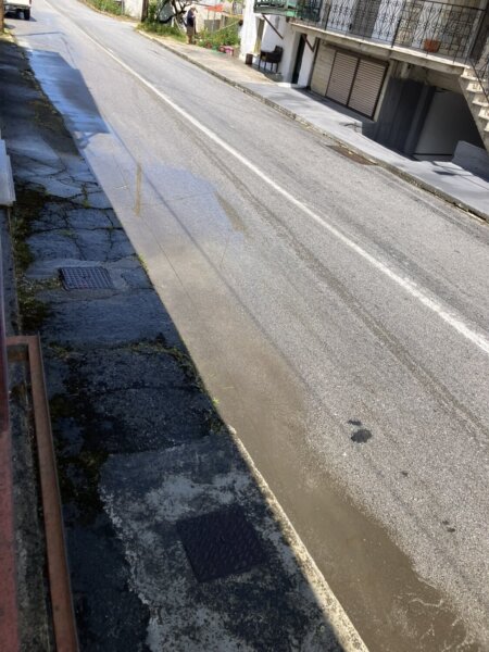 Στόμιο Λάρισας: Κάτοικος καταγγέλλει «Γολγοθά» από έργα αποχέτευσης (φωτ.)