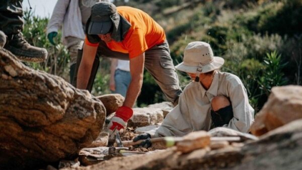 Η παραδοσιακή τεχνική της ξερολιθιάς επιστρέφει ως σύγχρονη λύση για την αντιμετώπιση της κλιματικής κρίσης στη Σίφνο