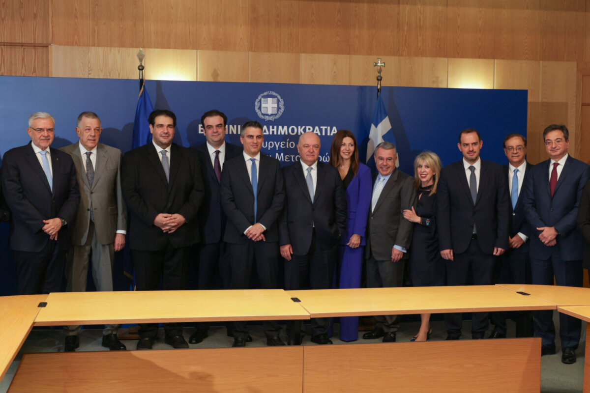 Από αριστερά, Χρήστος Μεγάλου - Διευθύνων Σύμβουλος Πειραιώς, Νίκος Ταχιάος - Υφυπουργός Υποδομών και Μεταφορών, Θεόδωρος Λιβάνιος - Υπουργός Εσωτερικών, Κυριάκος Πιερρακάκης - Υπουργός Εθνικής Οικονομίας και Οικονομικών, Χρίστος Δήμας - Υπουργός Υποδομών και Μεταφορών, Γιώργος Ζανιάς - Πρόεδρος της Ελληνικής Ένωσης Τραπεζών, Σοφία Ζαχαράκη - Υπουργός Παιδείας Θρησκευμάτων και Αθλητισμού, Βασίλης Ψάλτης - Διευθύνων Σύμβουλος Alpha Bank, Χαρούλα Απαλαγάκη - Acting Γενική Διευθύντρια της Ελληνικής Ένωσης Τραπεζών, Γιώργος Κώτσηρας - Υφυπουργός Εθνικής Οικονομίας και Οικονομικών,  Γκίκας Χαρδούβελης - Πρόεδρος Διοικητικού Συμβουλίου Εθνικής Τράπεζας, Φωκίων Καραβίας - Διευθύνων Σύμβουλος Eurobank