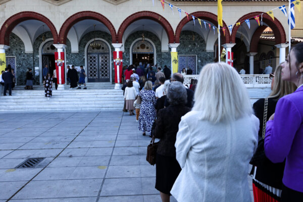 Κοσμοσυρροή στον Μητροπολιτικό Ναό του Αγίου Αχιλλίου για την εορτή του Πολιούχου της Λάρισας (φωτ.)