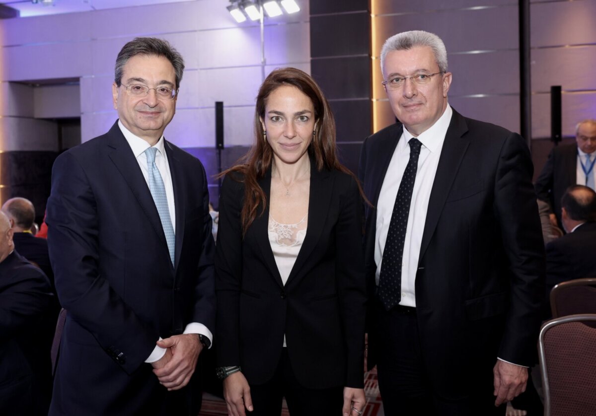 Από αριστερά:

Ο Διευθύνων Σύμβουλος της Eurobank, κ. Φωκίων Καραβίας

Η Υπουργός Κοινωνικής Συνοχής και Οικογένειας, κα Δόμνα Μιχαηλίδου

Ο Εκδότης - Διευθυντής της Realnews και Πρόεδρος της ΕΙΗΕΑ, κ. Νίκος Χατζηνικολάου