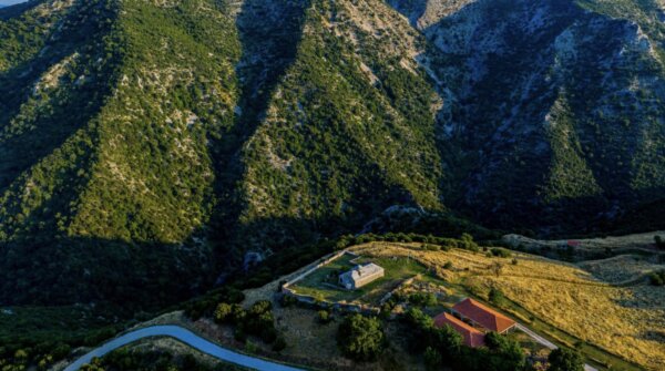 Η Ιερά Μονή χωριού της Ελασσόνας που είναι χτισμένη σε γραφική τοποθεσία – Εορτάζει του Αγίου Πνεύματος (φωτ.)