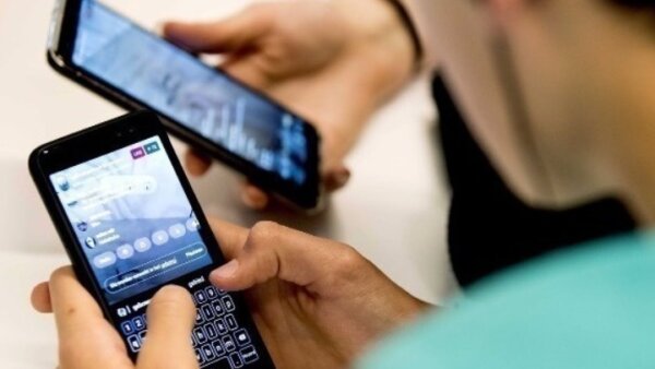 Τα social media είναι τόσο βλαβερά για τα παιδιά όσο το κάπνισμα, σύμφωνα με τους Βρετανούς γιατρούς