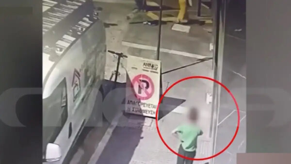 Λάρισα: Βίντεο ντοκουμέντο η στιγμή που 8χρονος κλέβει ηλεκτρικό πατίνι