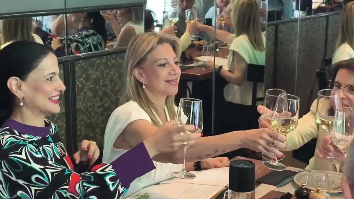 Η Μαρία Καρυστιανού σε γεύμα με τους συνεργάτες της