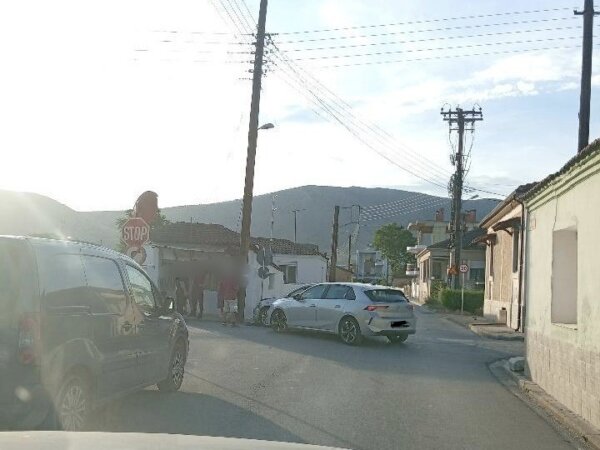 Τροχαίο ατύχημα στη διασταύρωση της Δημητρίου Ταουσάνη στον Τύρναβο