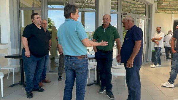 Οργή μετακινούμενων κτηνοτρόφων για τη συνέχιση της απαγόρευσης – Έντονοι διάλογοι (φωτ & βίντεο)