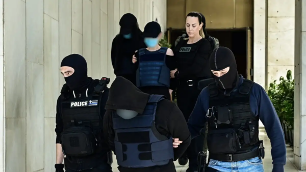 Δολοφονία στον Άγιο Δημήτριο: Με εντάσεις και ξεσπάσματα η δίκη των τριών 20χρονων για εμπλοκή στην υπόθεση