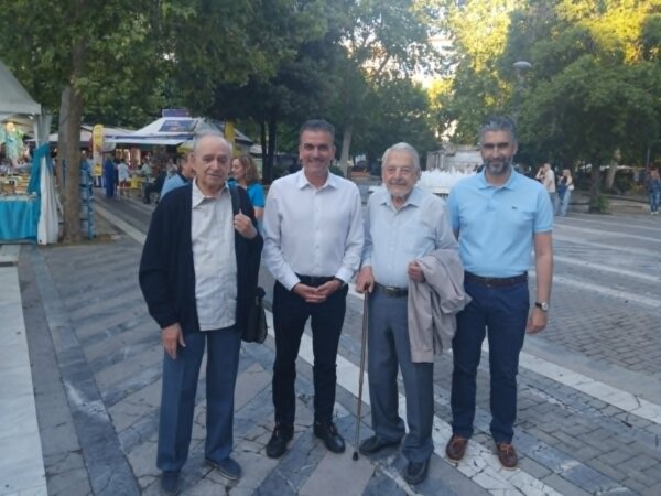 Στην έκθεση βιβλίου…