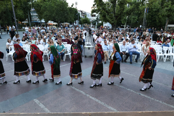 Λάρισα: Η παράδοση «ζωντάνεψε» στην Κεντρική πλατεία στο 5ο Φεστιβάλ Παραδοσιακών Χορών (φωτ. & βίντεο)