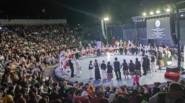 Αφιέρωμα «Λαογραφία – Λαϊκός Πολιτισμός – Πολιτισμική Συνέχεια» – Εικόνες από το κατάμεστο Κηποθέατρο Αλκαζάρ (φωτ.)