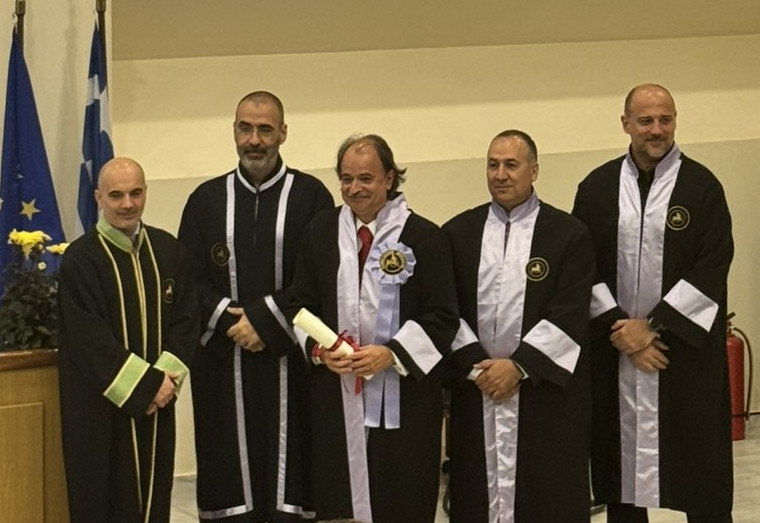 Στιγμιότυπο από την τελετή αναγόρευσης του Καθηγητή Ιωάννη Π.Α. Ιωαννίδη σε Επίτιμο Διδάκτορα, με τον Αντιπρύτανη Ιωάννη Αναγνωστόπουλο, τον Καθηγητή Παντελεήμονα Μπάγκο, τον Πρόεδρο του Τμήματος Καθηγητή Αθανάσιο Κακαρούντα και τον Κοσμήτορα της Σχολής Θετικών Επιστημών, Καθηγητή Βασίλειο Πλαγιανάκο