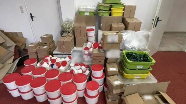 Χαλάνδρι: «Η παραγωγή σκευασμάτων γινόταν σύμφωνα με ιατρικές συνταγές» ισχυρίστηκε ο φαρμακοποιός
