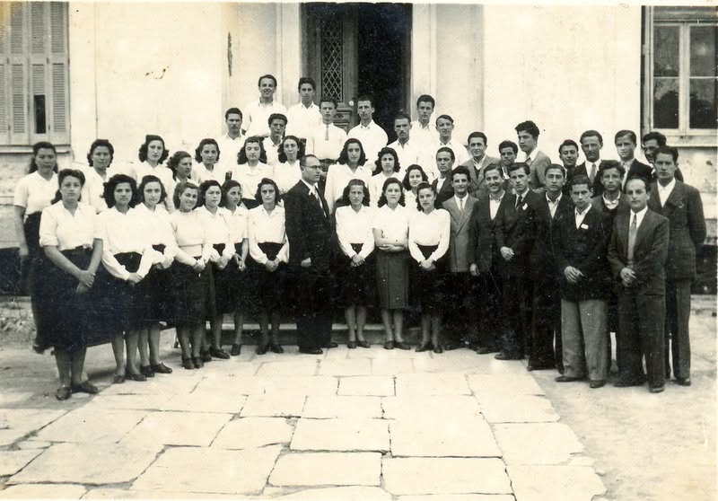 Χορωδία Παιδ. Ακαδημίας Λαρίσης, στο κτήριο απέναντι από το μέγαρο Μουσόν. 6-4-1947. Φωτο-Ναούμ Ωρολογόπουλος